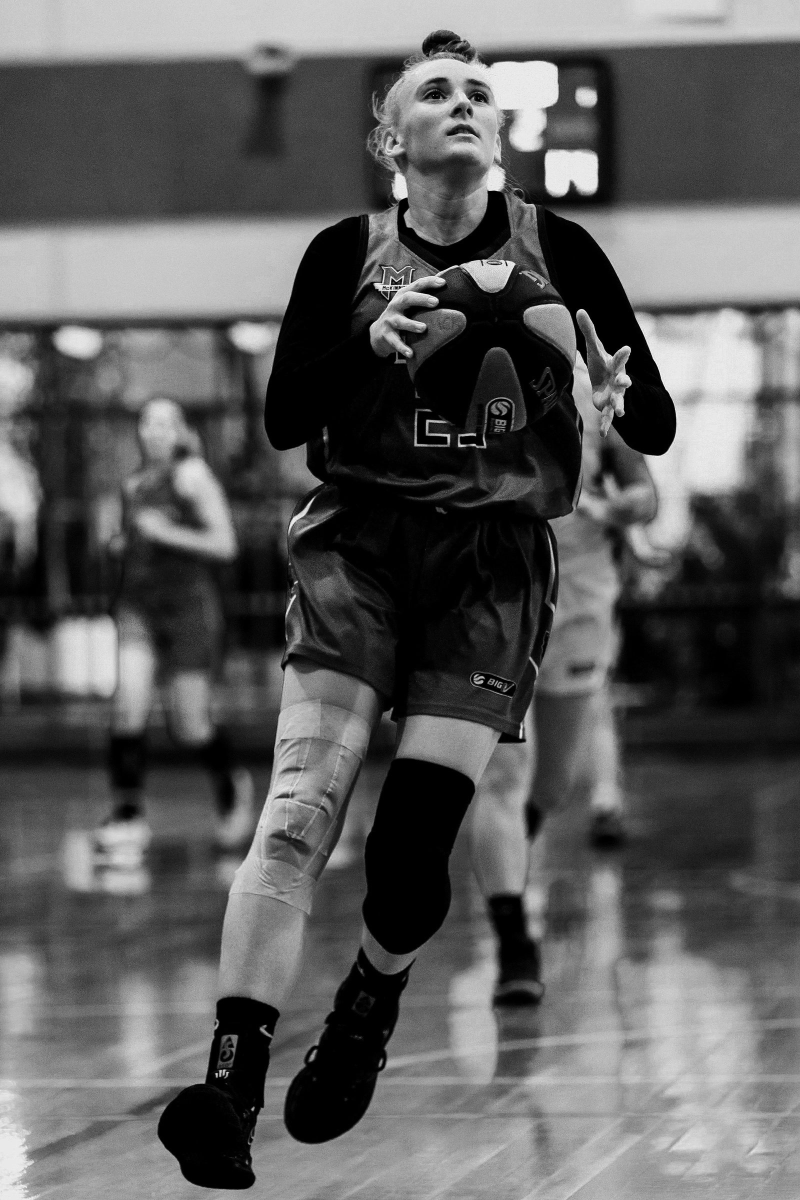Big V women's player driving, black and white